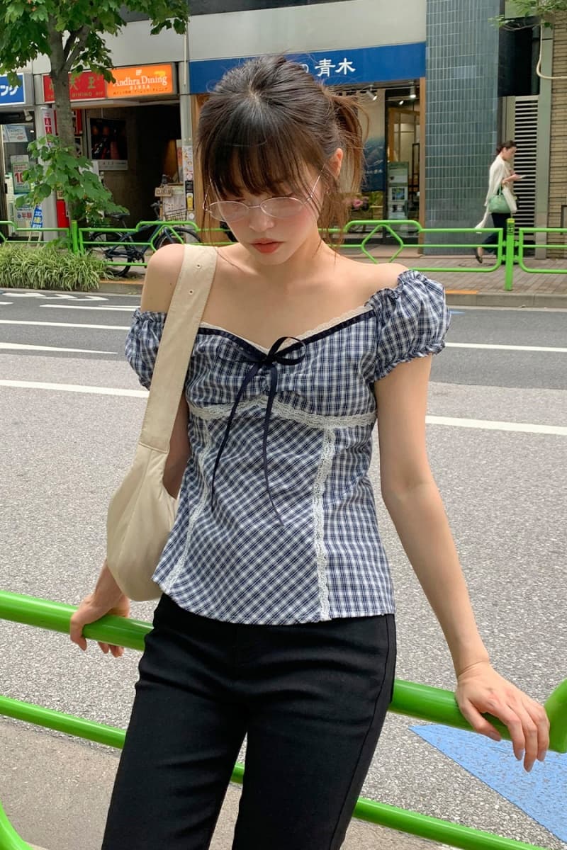 체크무늬 레이스 V넥 거품 소매 반팔 여성 셔츠 2026 여름 몸매 가꾸기 슬림해 보이는 셔츠 맨위
