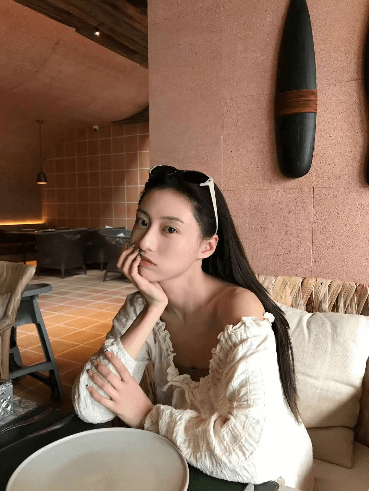 루즈핏 한 단어 비스듬한 칼라 오프숄더 프릴 블라우스 셔츠 맨위 상세 이미지 4