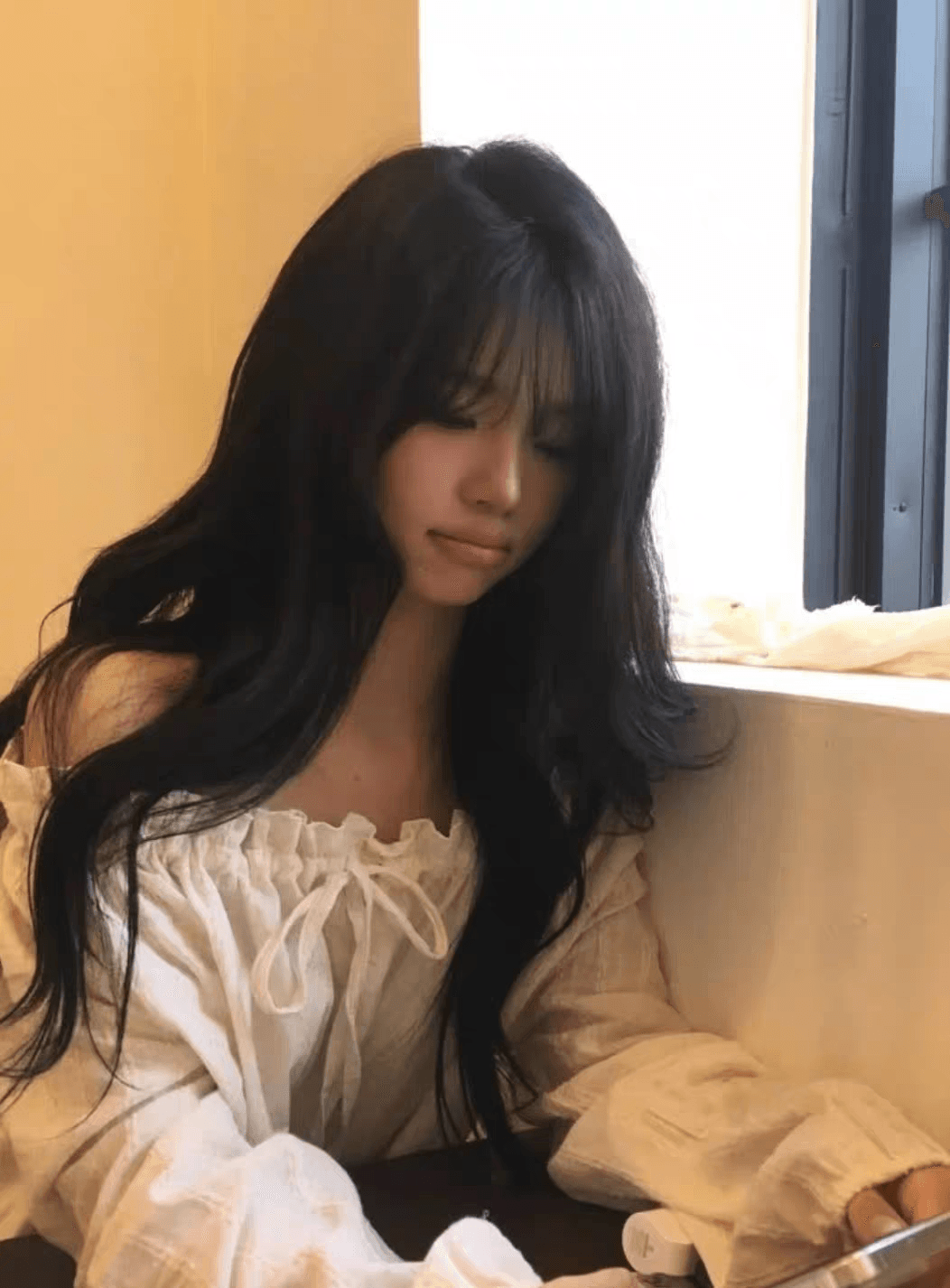 루즈핏 한 단어 비스듬한 칼라 오프숄더 프릴 블라우스 셔츠 맨위 상세 이미지 9