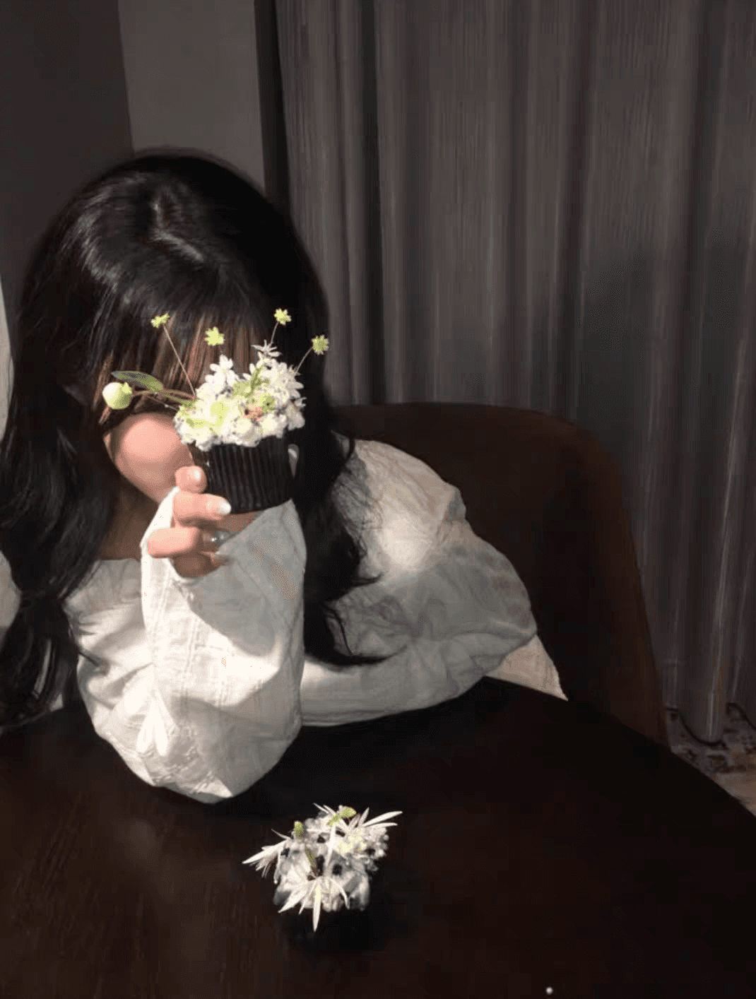 루즈핏 한 단어 비스듬한 칼라 오프숄더 프릴 블라우스 셔츠 맨위 상세 이미지 13
