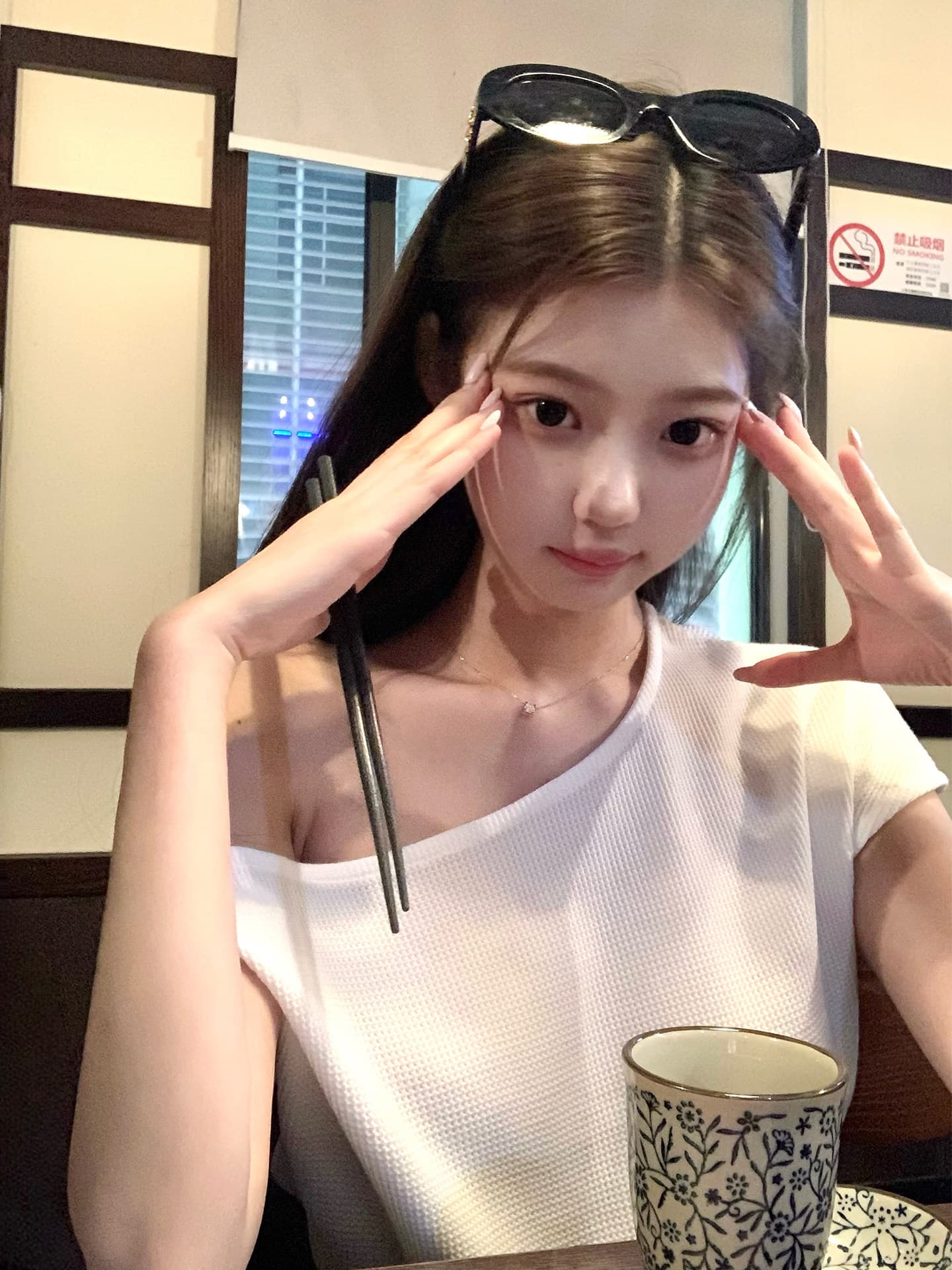 디스크 디스크 한 여성 돌아 가기 비틀림 오프숄더 후아 남편 그리드 반팔 티셔츠 여성 여름 디자인 센스 쇼트 스타일 비스듬한 어깨 의류 상세 이미지 2