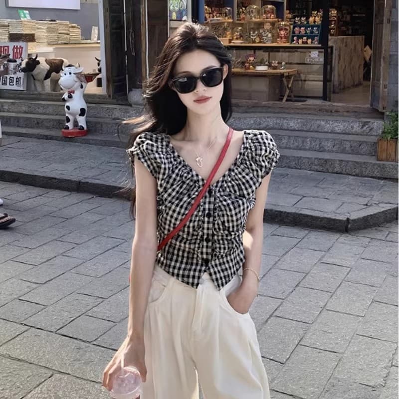 레트로 흑인과 백인 체크무늬 민소매 여성 셔츠 여름 새로운 디자인 센스 작은 대중 V넥 몸매 가꾸기 슬림해 보이는 쇼트 스타일 맨위