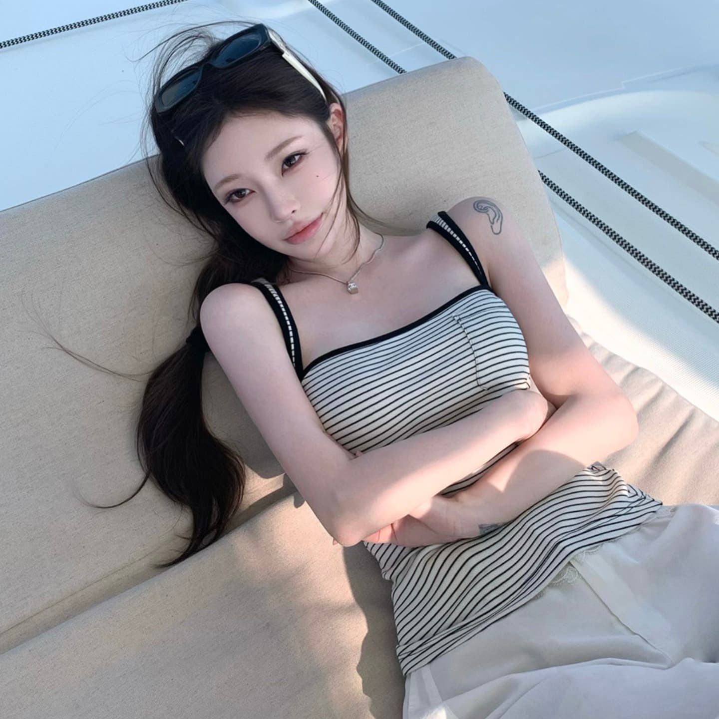 suuuicee 화 초점 높음 비전 수준 스트라이프 몸매 가꾸기 와이드 어깨끈 캐미솔 캐주얼 맨위