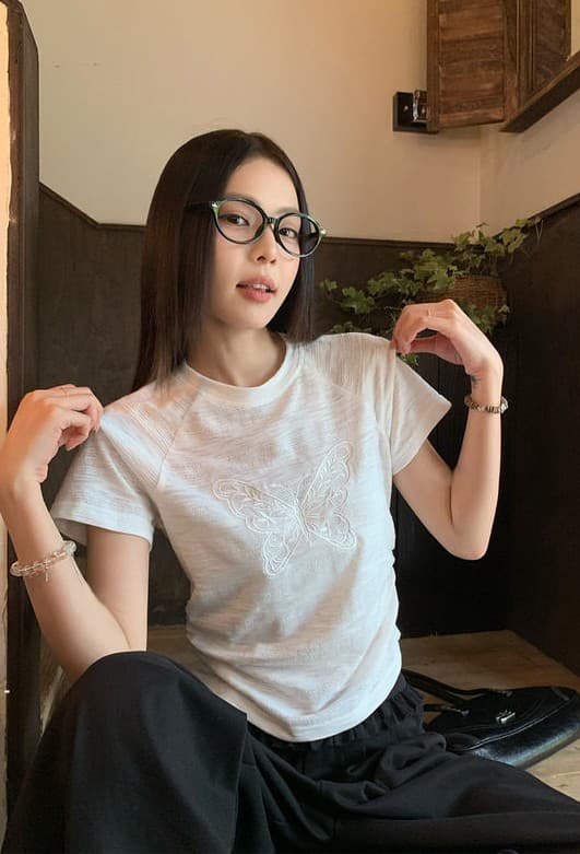 송 긍정적 인 En 화이트 라운드 넥 긍정적 인 어깨 반팔 티셔츠 여성 여름 새로운 마이크로 루즈핏 나비 매듭 디자인 캐주얼 맨위