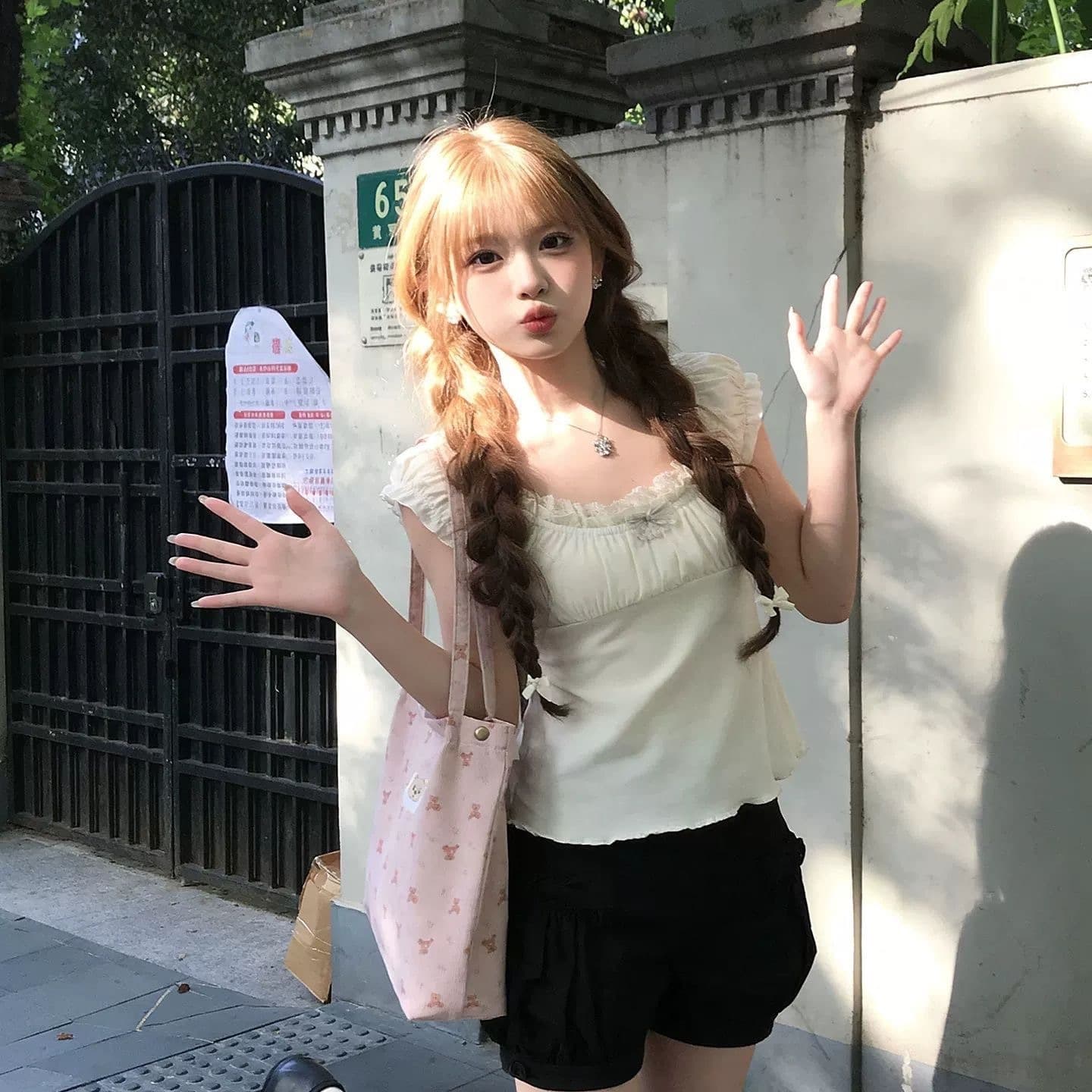 나비 매듭 스트랩 반팔 여성 티셔츠 여름 새로운 레이스 조각 u 칼라 몸매 가꾸기 슬림해 보이는 작은 셔츠 디자인 센스 맨위 이미지 5