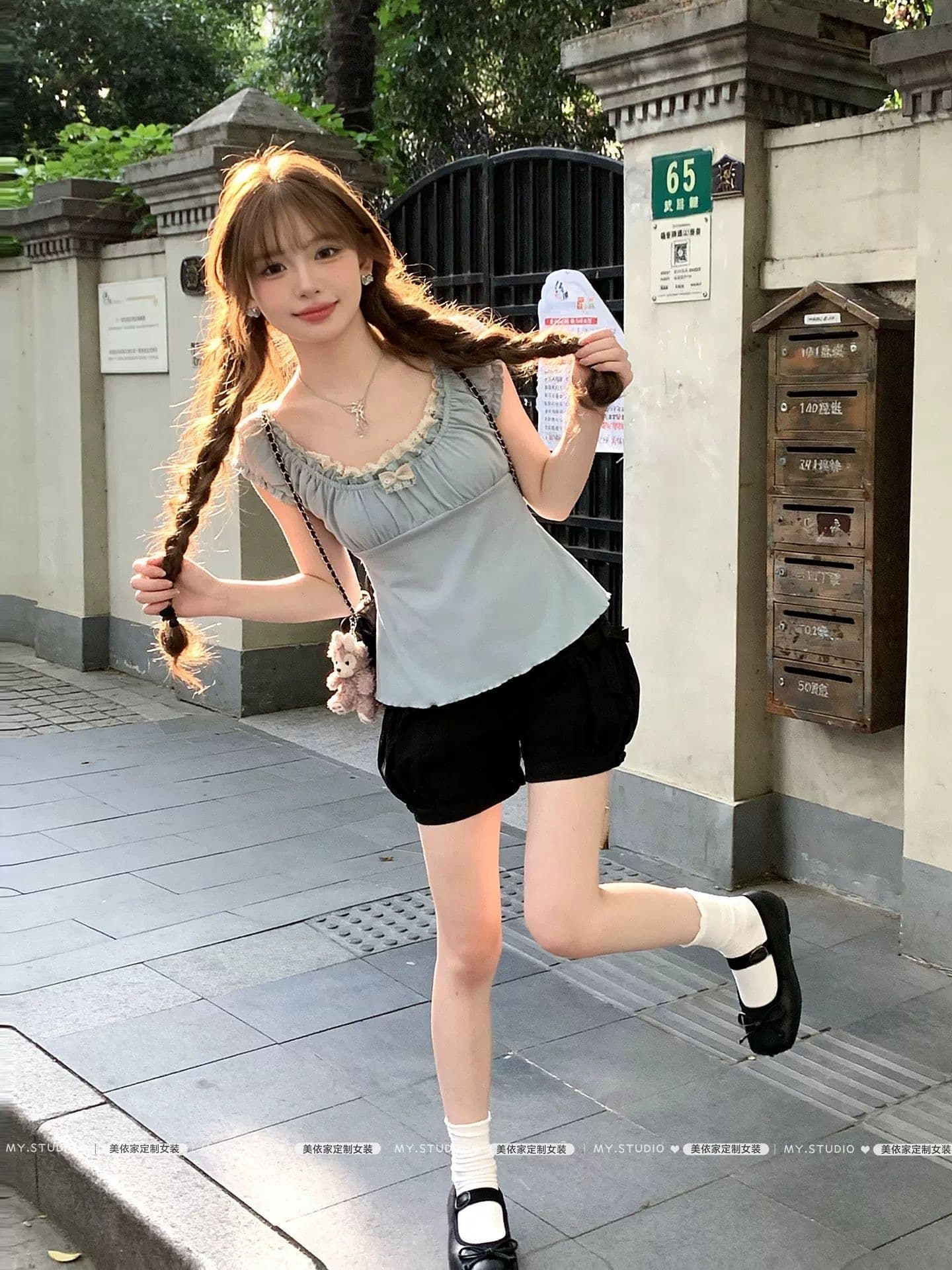 나비 매듭 스트랩 반팔 여성 티셔츠 여름 새로운 레이스 조각 u 칼라 몸매 가꾸기 슬림해 보이는 작은 셔츠 디자인 센스 맨위 상세 이미지 2