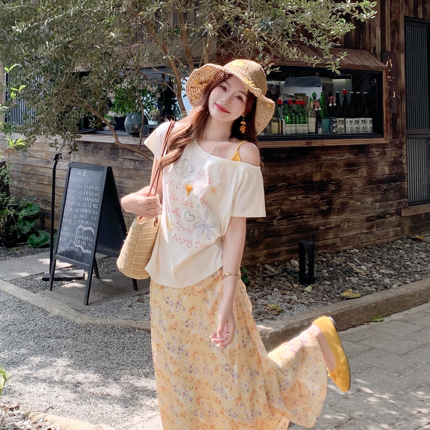 한 번 작은 짭짤한 한 부서 프린트 살구 색상 비스듬한 어깨 오프숄더 반팔 티셔츠 여성 여름 새로운 디자인 센스 루즈핏 맨위 이미지 5