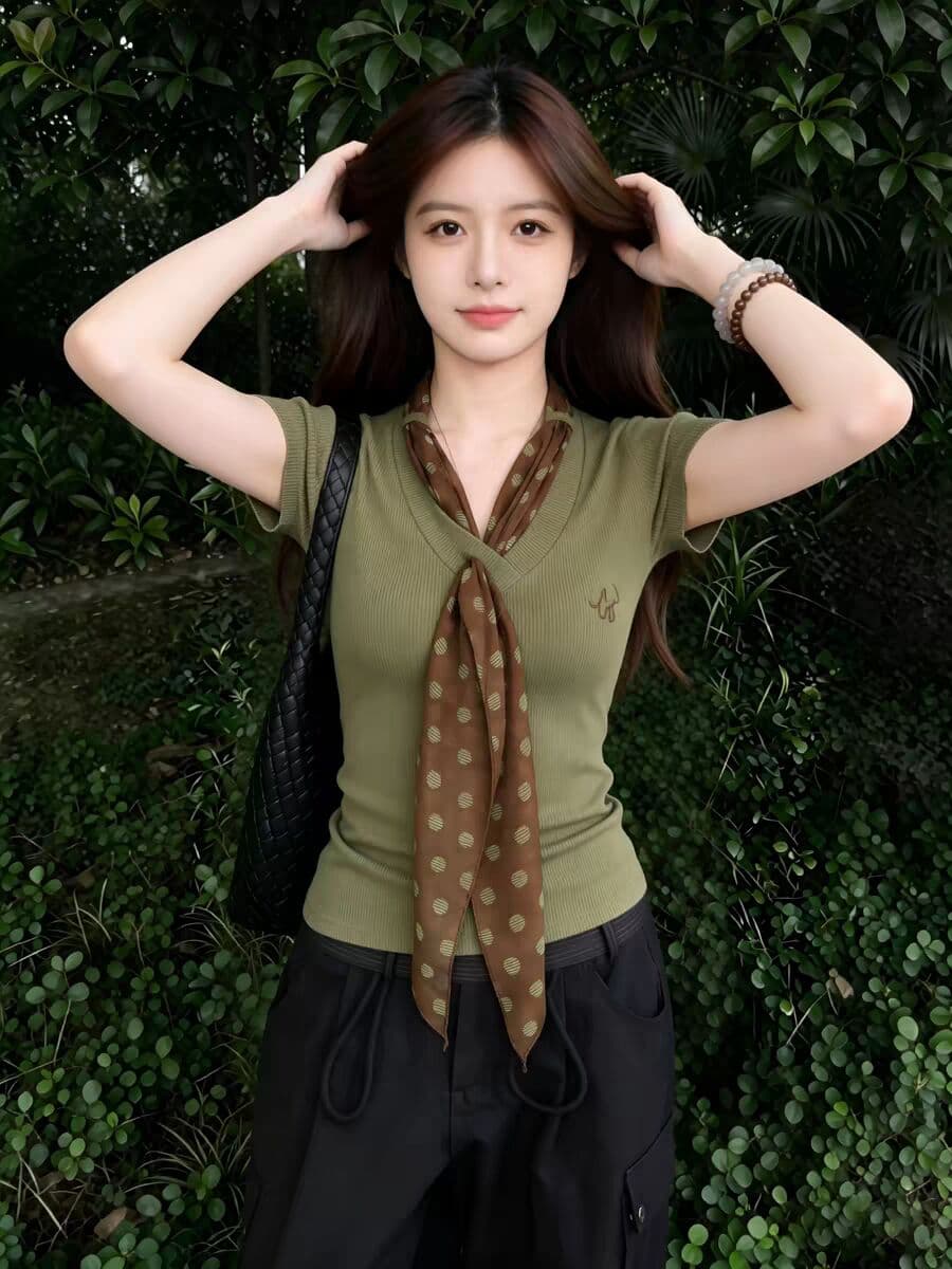 녹색 도트 무늬 V넥 페이크 레이어드 반팔 티셔츠 여성 여름 몸매 가꾸기 쇼트 스타일 긍정적 인 어깨 디자인 센스 반소매 출퇴근 맨위 이미지 5