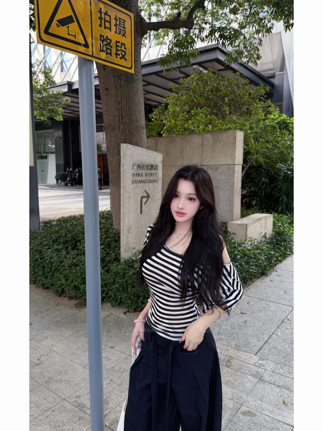 핫걸 바람 배색 스트라이프 비스듬한 어깨 허리 수축 반팔 티셔츠 여성 여름 몸매 가꾸기 슬림해 보이는 백리스 십자가 스트랩 맨위 이미지 4