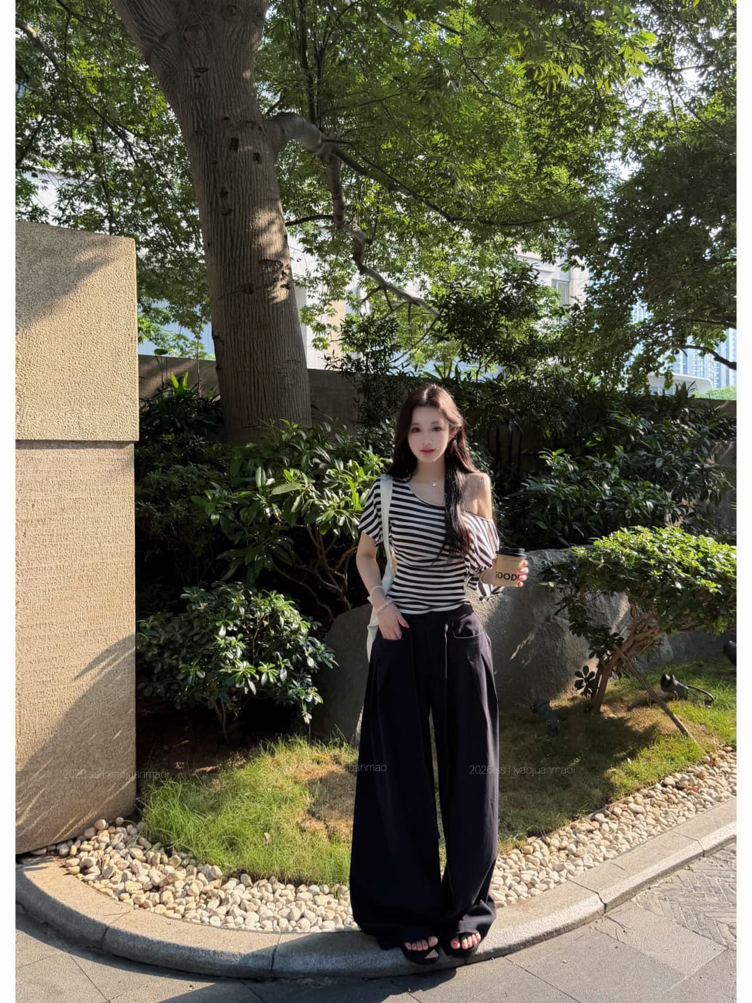핫걸 바람 배색 스트라이프 비스듬한 어깨 허리 수축 반팔 티셔츠 여성 여름 몸매 가꾸기 슬림해 보이는 백리스 십자가 스트랩 맨위 상세 이미지 3