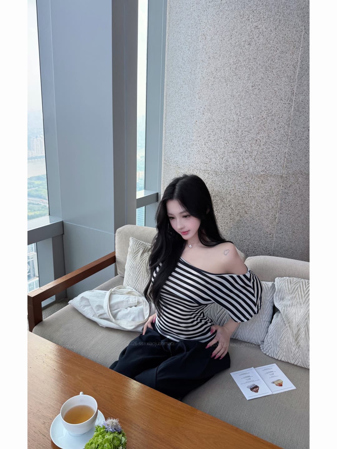 핫걸 바람 배색 스트라이프 비스듬한 어깨 허리 수축 반팔 티셔츠 여성 여름 몸매 가꾸기 슬림해 보이는 백리스 십자가 스트랩 맨위 상세 이미지 12