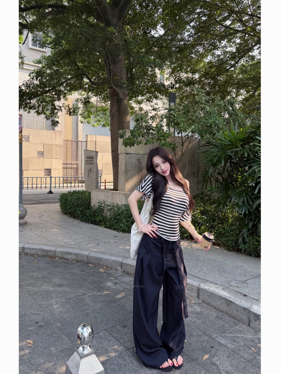 핫걸 바람 배색 스트라이프 비스듬한 어깨 허리 수축 반팔 티셔츠 여성 여름 몸매 가꾸기 슬림해 보이는 백리스 십자가 스트랩 맨위 상세 이미지 15