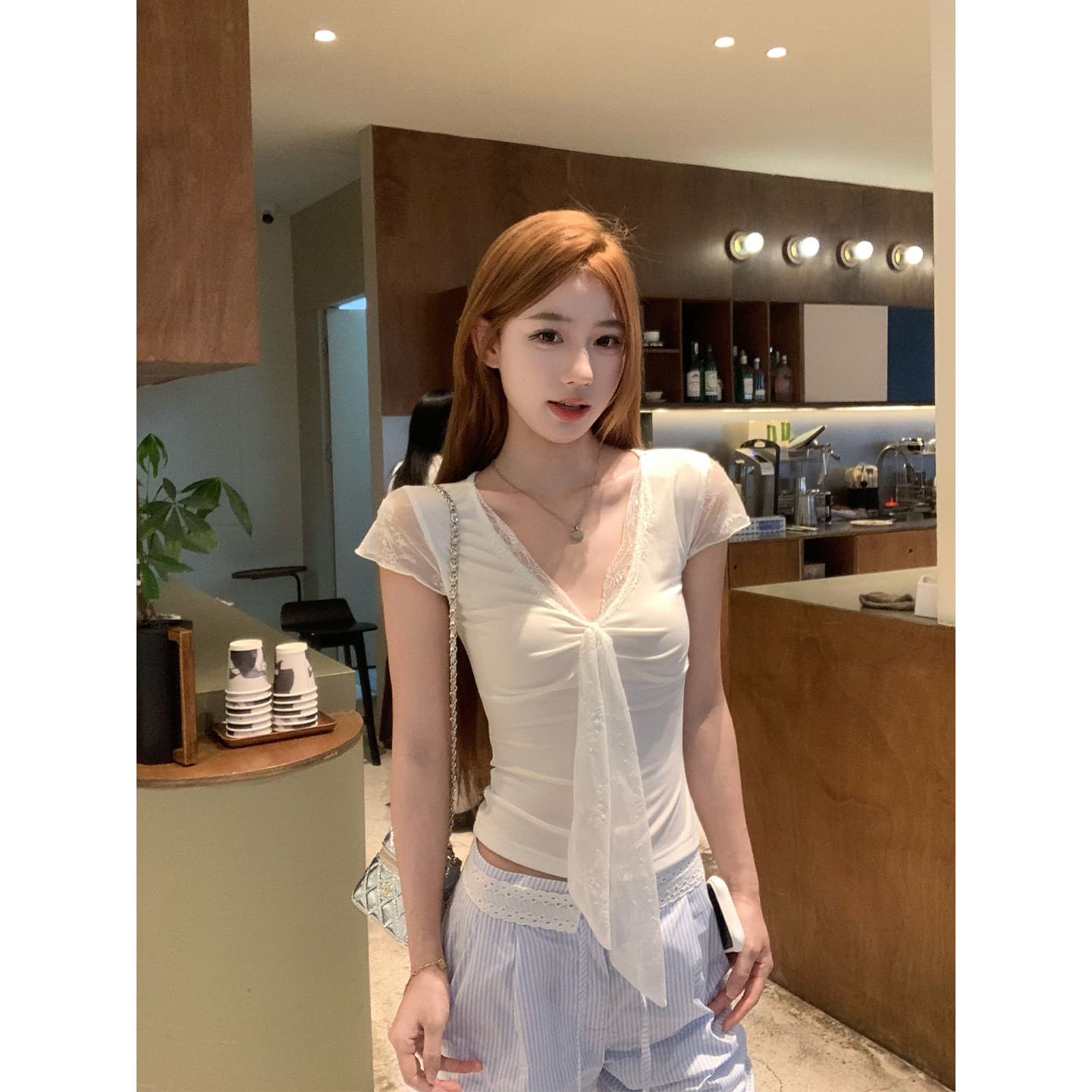 송 긍정적 인 En 화이트 V넥 레이스 조각 반팔 티셔츠 여성 여름 순수한 욕망 몸매 가꾸기 고유 한 아름다운 그레이트 봐. 의류 이미지 2