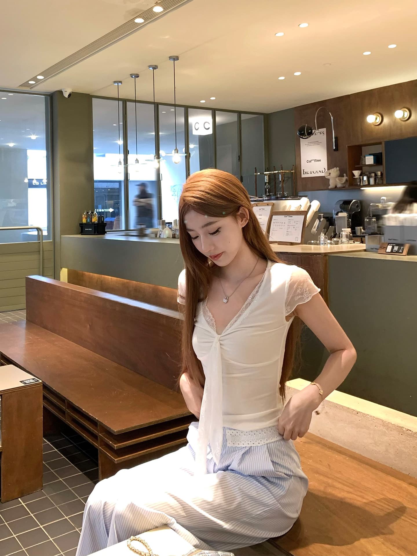 송 긍정적 인 En 화이트 V넥 레이스 조각 반팔 티셔츠 여성 여름 순수한 욕망 몸매 가꾸기 고유 한 아름다운 그레이트 봐. 의류 이미지 5