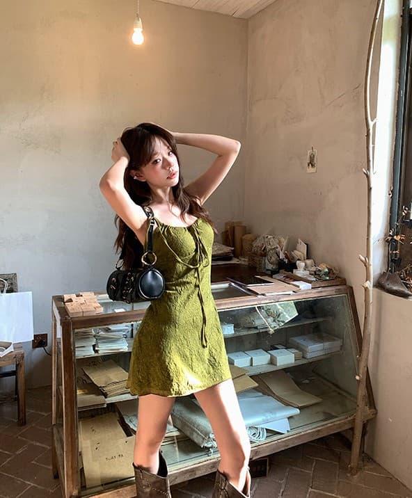 달콤한 도움말 빛 요리 한 바람 허리 수축 슬립 드레스 순수한 욕망 소녀 레이스업 질감 센스 자카드 휴가 바람 여성 드레스