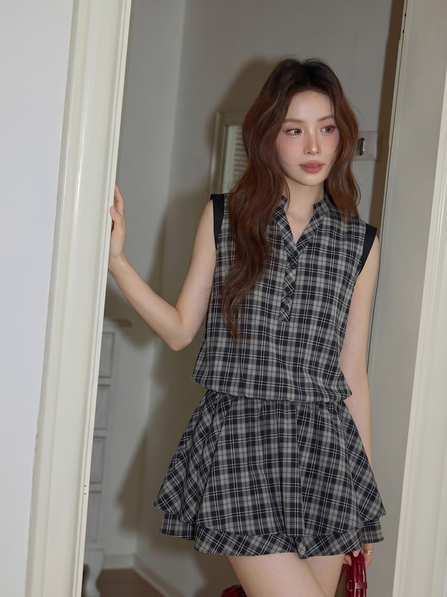 시끄러운 홈 고급 센스 검정색 체크무늬 V넥 민소매 여성 드레스 2026 여름 허리 수축 단추 한 마디 미니 스커트 이미지 2