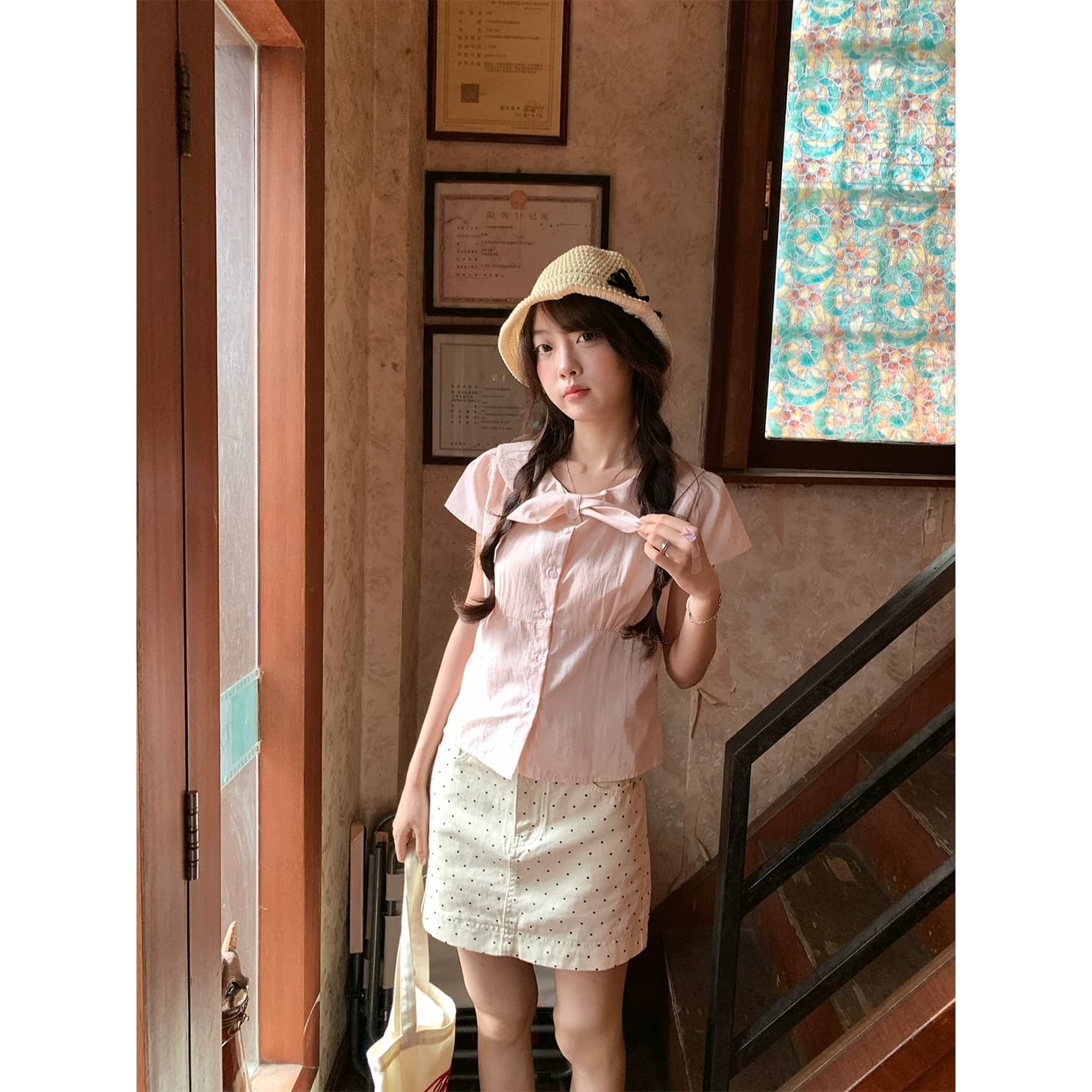 hollyii 한 부서 라운드 넥 싱글 줄 버튼 허리 수축 나비 넥타이 셔츠 몸매 가꾸기 슬림해 보이는 반팔 맨위 2026 새로운 여름 이미지 3