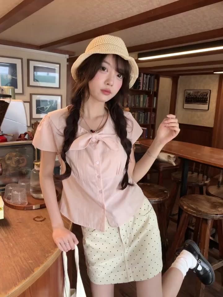 hollyii 한 부서 라운드 넥 싱글 줄 버튼 허리 수축 나비 넥타이 셔츠 몸매 가꾸기 슬림해 보이는 반팔 맨위 2026 새로운 여름 상세 이미지 2