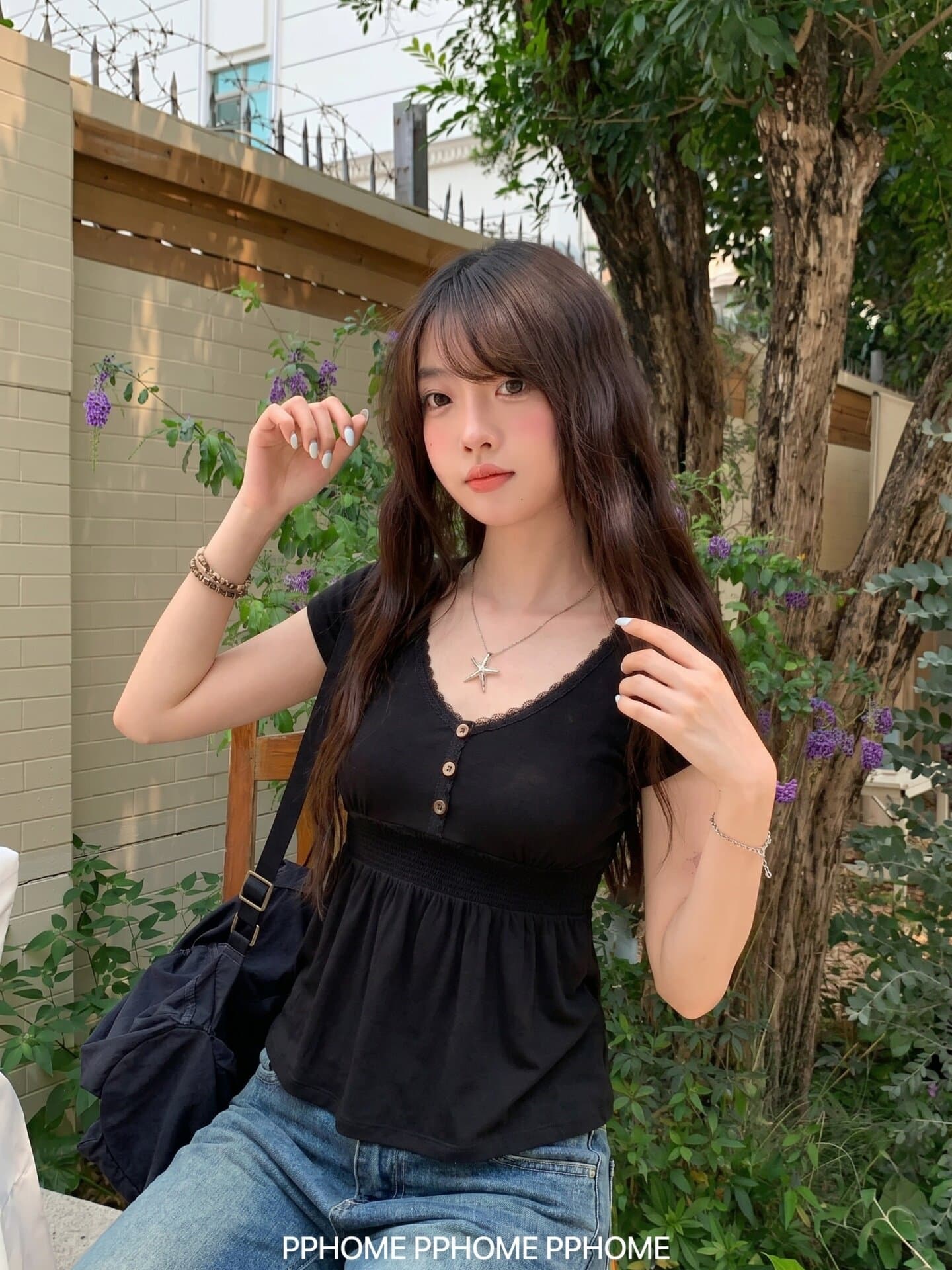 pphome 직접 만든 블랙 숙련 된 연인 디자인 센스 레이스 조각 V넥 단추 반팔 티셔츠 허리 수축 주름 맨위 상세 이미지 2