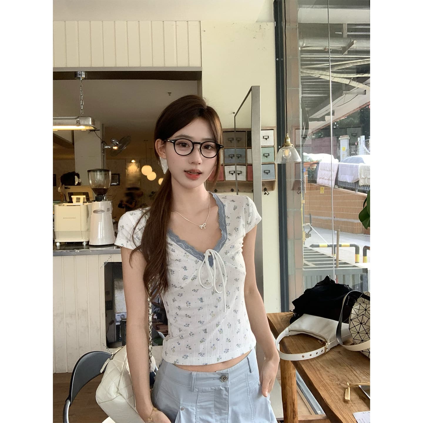 송 긍정적 인 En 파란색 꽃무늬 V넥 긍정적 인 어깨 반팔 티셔츠 여성 여름 새로운 레이스 몸매 가꾸기 한 부서 아름다운 작은 맨위 상세 이미지 2