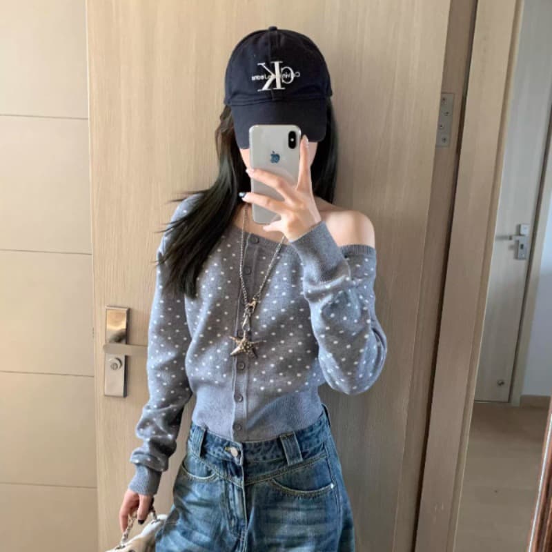 도트 무늬 니트 오픈 가디건 여성 봄 가을 새로운 오프숄더 몸매 가꾸기 스웨터 슬림해 보이는 긴팔 디자인 센스 작은 대중 비스듬한 어깨 의류 이미지 6