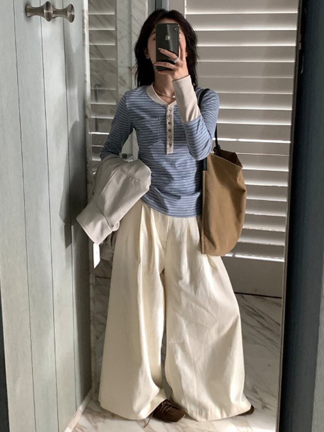 디자인 센스 단추 헨리 칼라 긴팔 티셔츠 여성 봄 가을 새로운 레트로 배색 스트라이프 기본 셔츠 몸매 가꾸기 맨위 이미지 2