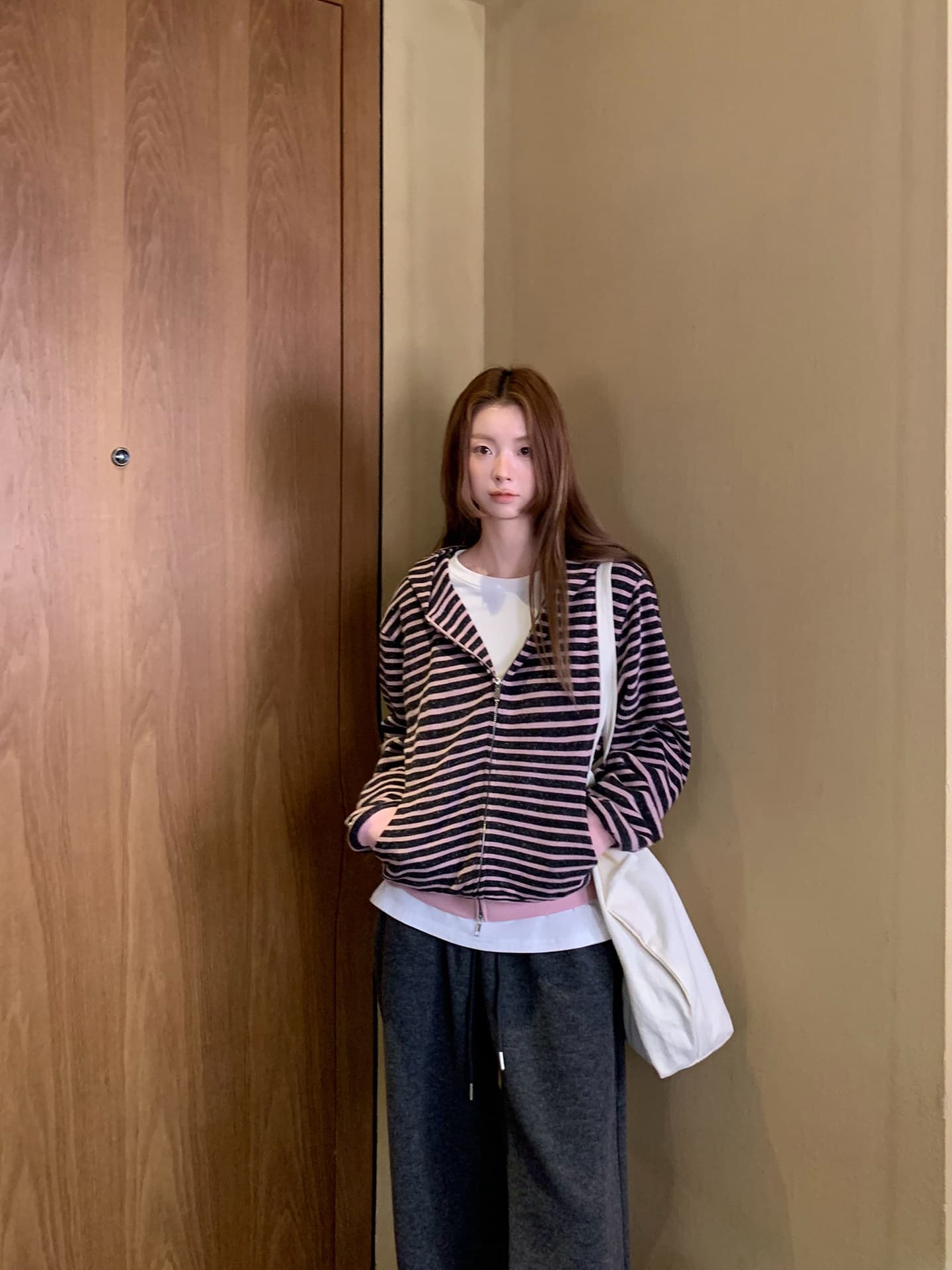 레드 맨 박물관 외부 세트 여자 가을 2026 새로운 자이언트 잘 생긴 ~ 중 한 부서 핑크색 스트라이프 후드 캐주얼 후드티 여성 이미지 4