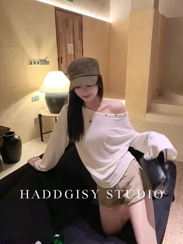 한 번 작은 짭짤한 화이트 단추 비스듬한 어깨 긴팔 티셔츠 여성 이른 가을 핫걸 루즈핏 작은 대중 디자인 센스 오프숄더 맨위 상세 이미지 2