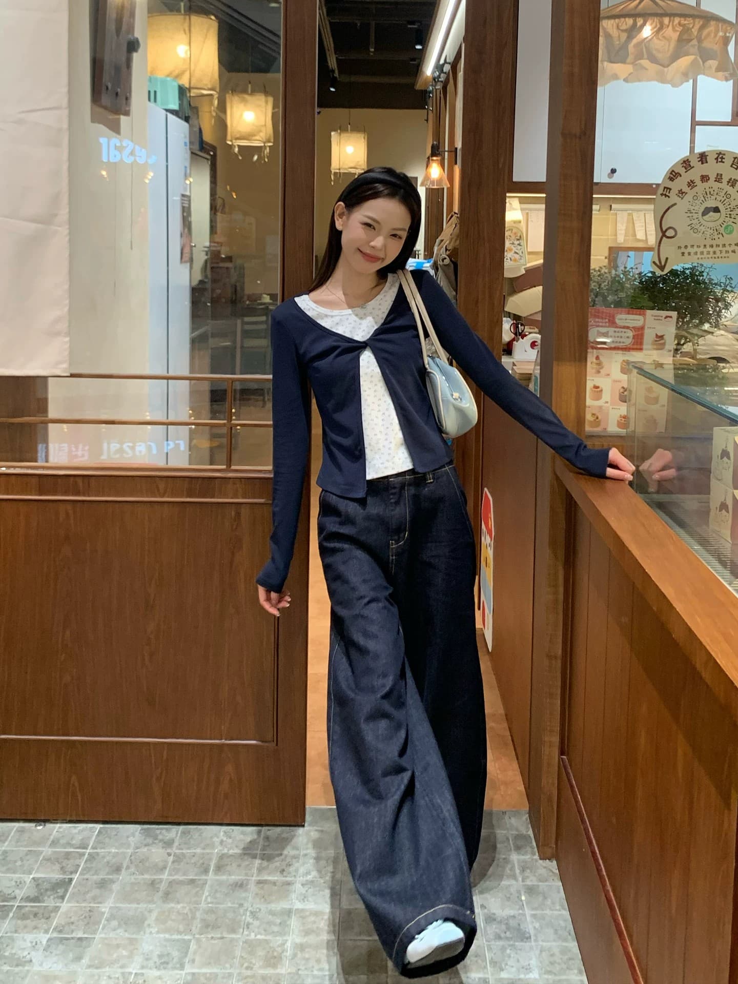 송 긍정적 인 En 블루 꽃무늬 페이크 레이어드 긴팔 티셔츠 여성 이른 가을 새로운 몸매 가꾸기 인사이드 가져 가라. 기본 셔츠 싱글 착용 맨위 상세 이미지 4