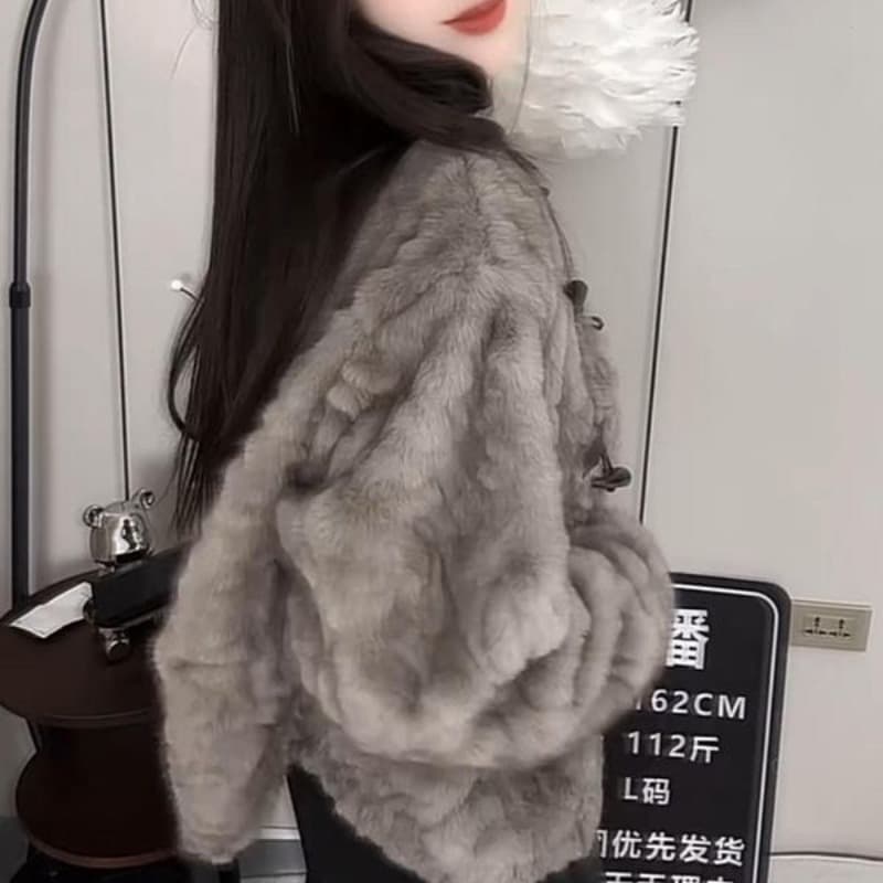 2025 가을 겨울 새로운 외국 가스 소뿔 버클 루즈핏 캐주얼 슬림해 보이는 라운드 넥 피모 하나 두꺼운 보온 짧은 외투 이미지 5