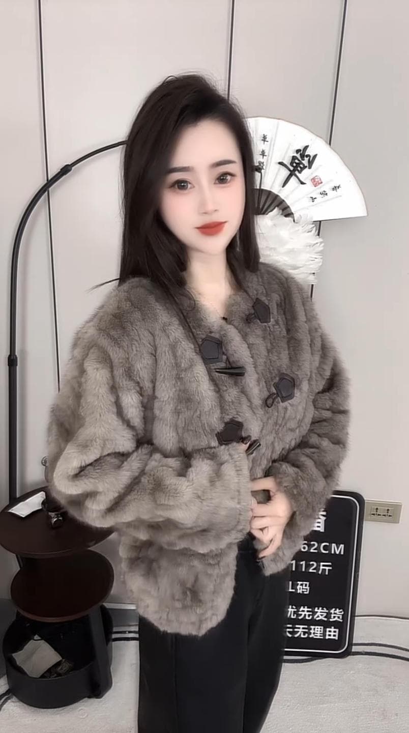 2025 가을 겨울 새로운 외국 가스 소뿔 버클 루즈핏 캐주얼 슬림해 보이는 라운드 넥 피모 하나 두꺼운 보온 짧은 외투 상세 이미지 4