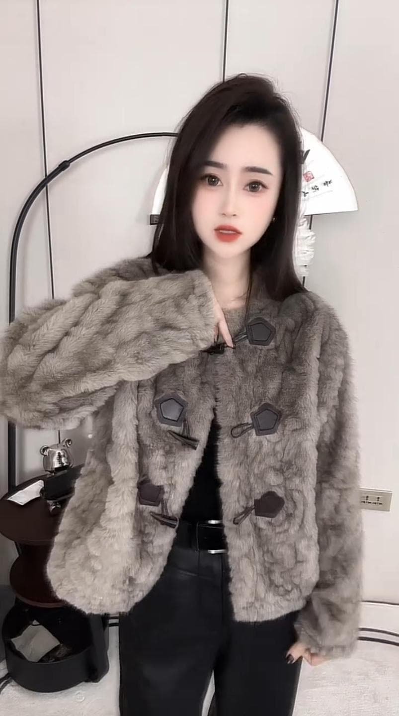 2025 가을 겨울 새로운 외국 가스 소뿔 버클 루즈핏 캐주얼 슬림해 보이는 라운드 넥 피모 하나 두꺼운 보온 짧은 외투 상세 이미지 6