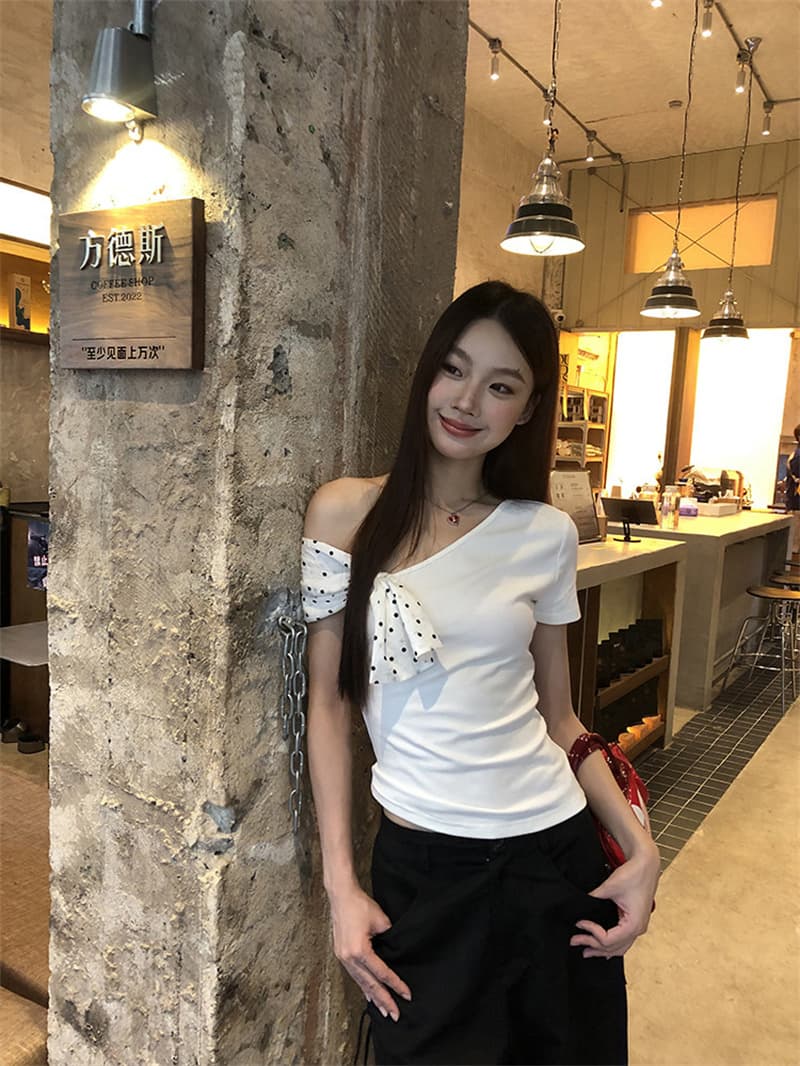 반팔 티셔츠 여성 여름 새로운 폭발 화이트 몸매 가꾸기 핫걸 디자인 센스 오프숄더 비스듬한 어깨 Chic 맨위 상세 이미지 3