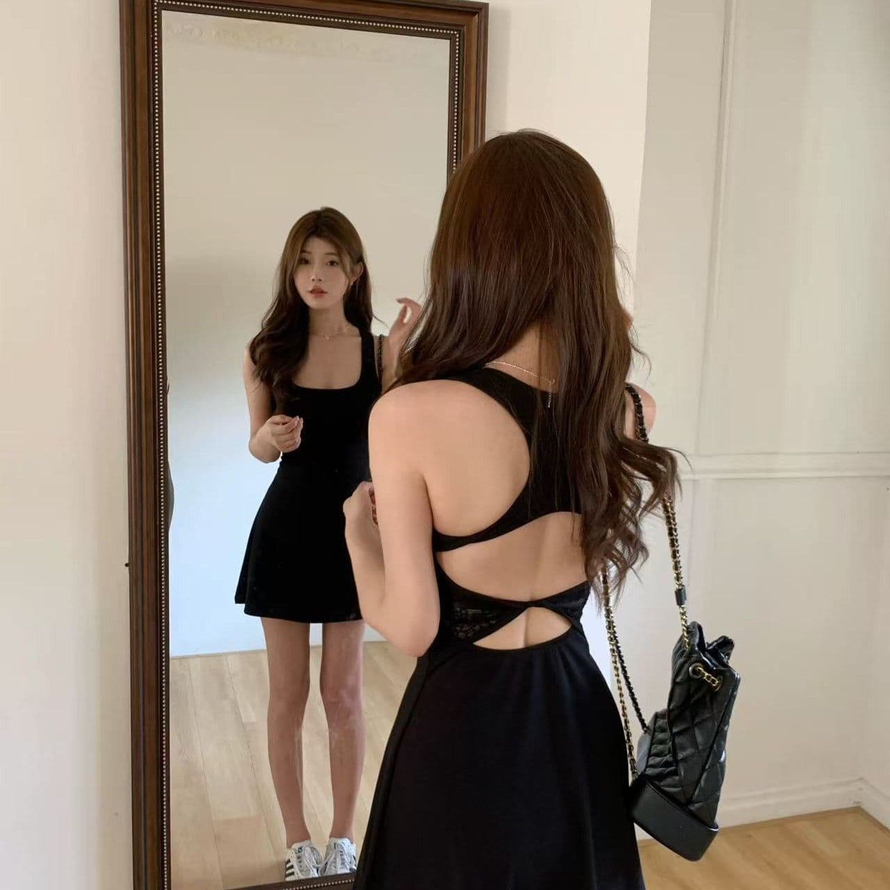 달콤한 매운맛 바람 2026 섹시함 백리스 슬립 여성 드레스 여름 검정색 몸매 가꾸기 A라인 스커트 작은 키 짧은 치마 이미지 3