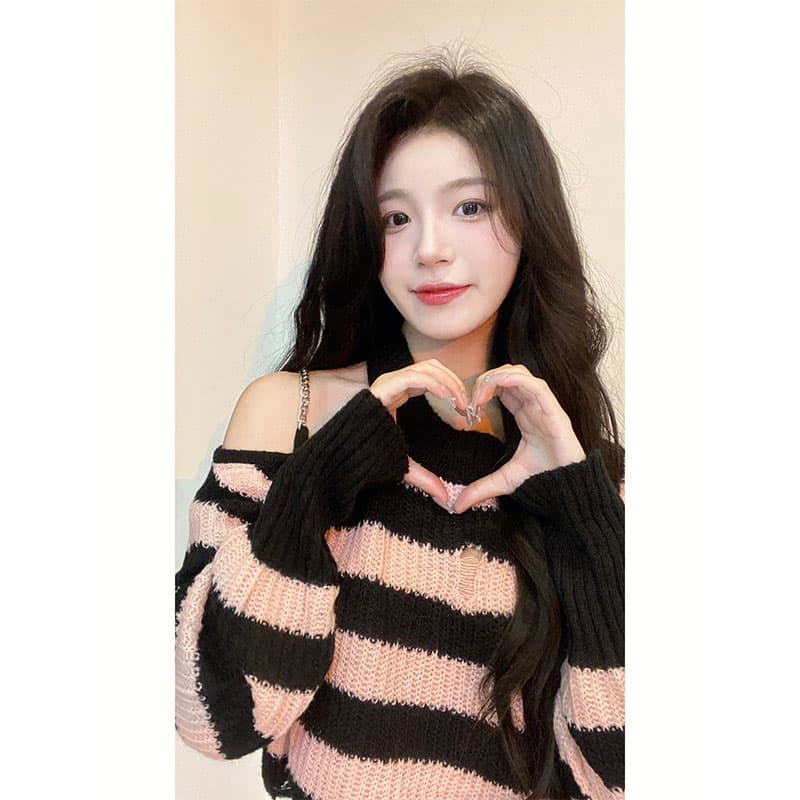 부드러운 바람 분말 블랙 스트라이프 니트 스웨터 여성 달콤함 새로운 루즈핏 오프숄더 체인 쇼트 스타일 찢어진 부분 스웨터 겨울 이미지 5