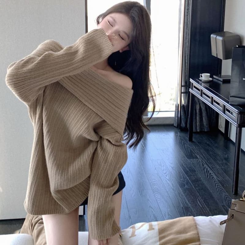 카키 색 보트넥 오프숄더 스웨터 여자 가을 겨울 핫걸 고급 센스 루즈핏 느긋한 바람 니트 스웨터 맨위