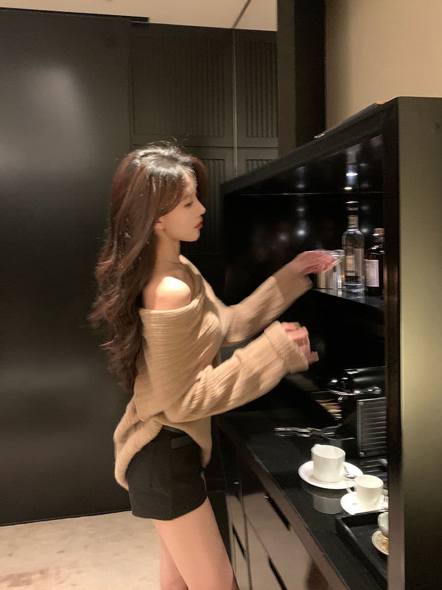 카키 색 보트넥 오프숄더 스웨터 여자 가을 겨울 핫걸 고급 센스 루즈핏 느긋한 바람 니트 스웨터 맨위 상세 이미지 3