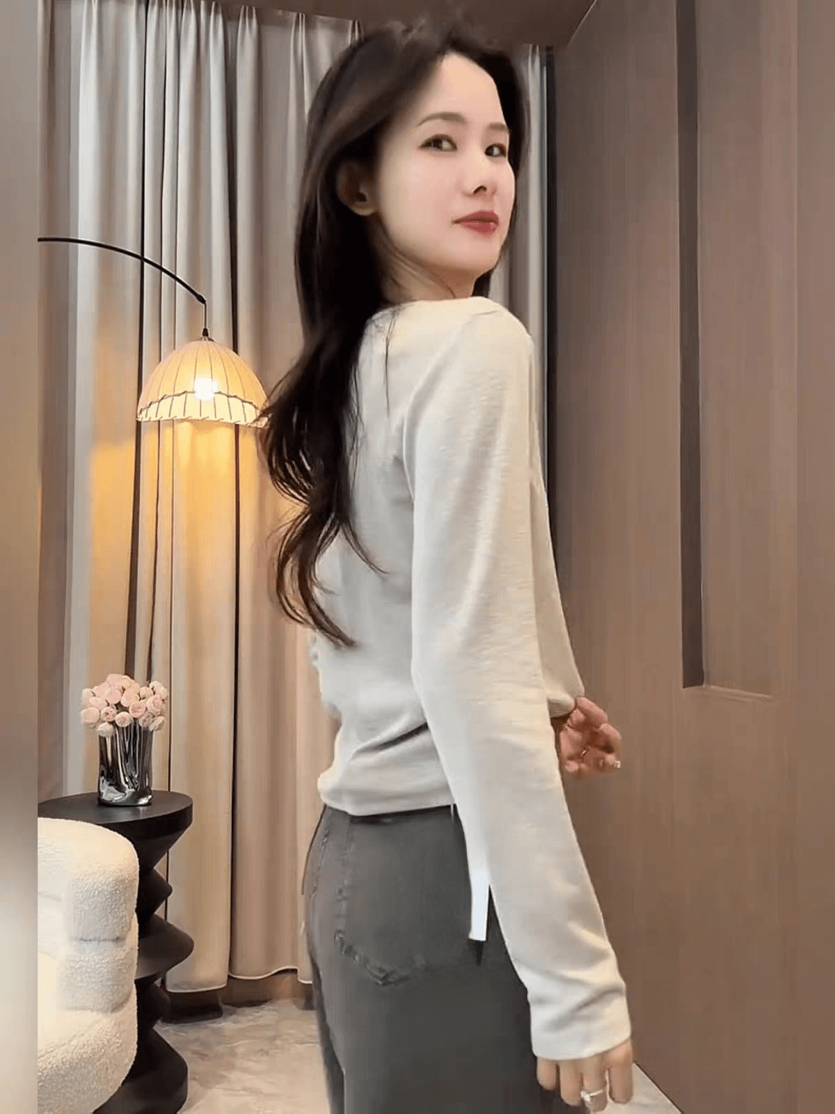 유럽 역 반 개방 칼라 단추 긴팔 밀크 티 색상 기본 셔츠 여성 가을 새로운 부드러운 바람 미니멀리즘 슬림해 보이는 맨위 상세 이미지 3