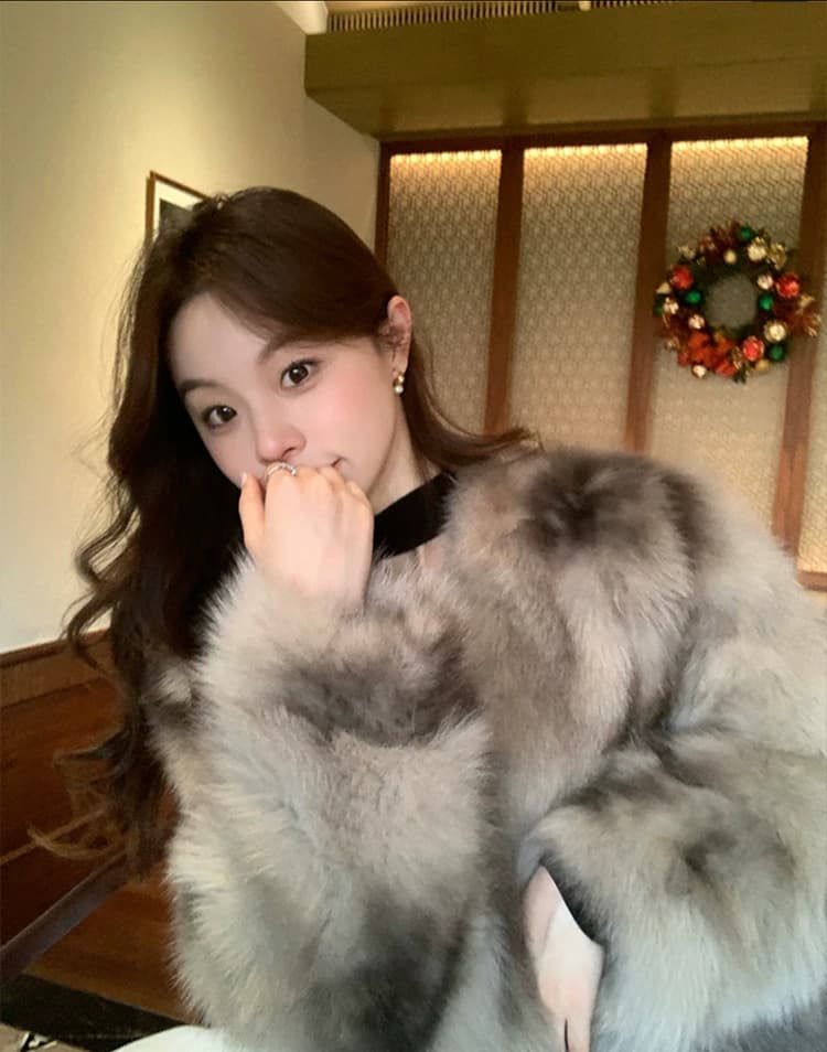 빛 우유 코코아 폭스 세 색 후광 염색 모방 폭스 배 털 겨울 주간 레이디 환경 보호 여우털 모피 여성 코트 상세 이미지 2