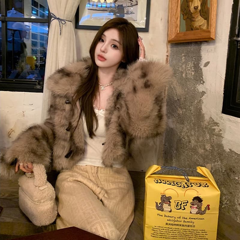 겨울 새로운 모피 여성 코트 빅 칼라 배색 환경 보호 모피 두꺼운 보온 소뿔 버클 짧은 여성 이미지 4