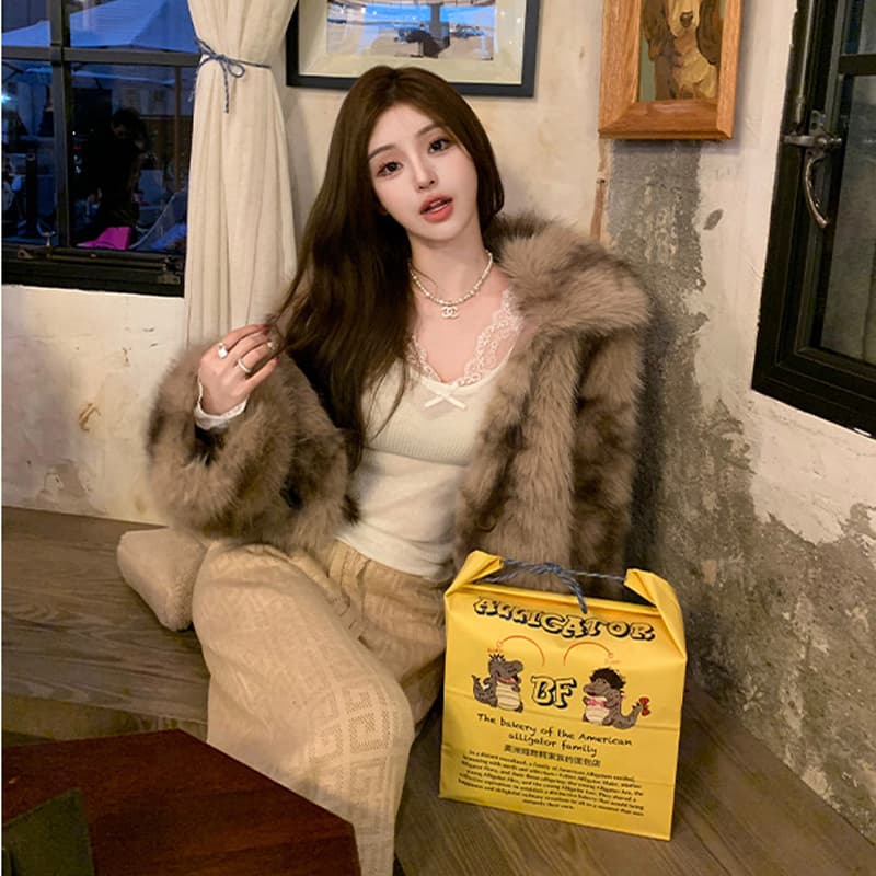 겨울 새로운 모피 여성 코트 빅 칼라 배색 환경 보호 모피 두꺼운 보온 소뿔 버클 짧은 여성 이미지 5