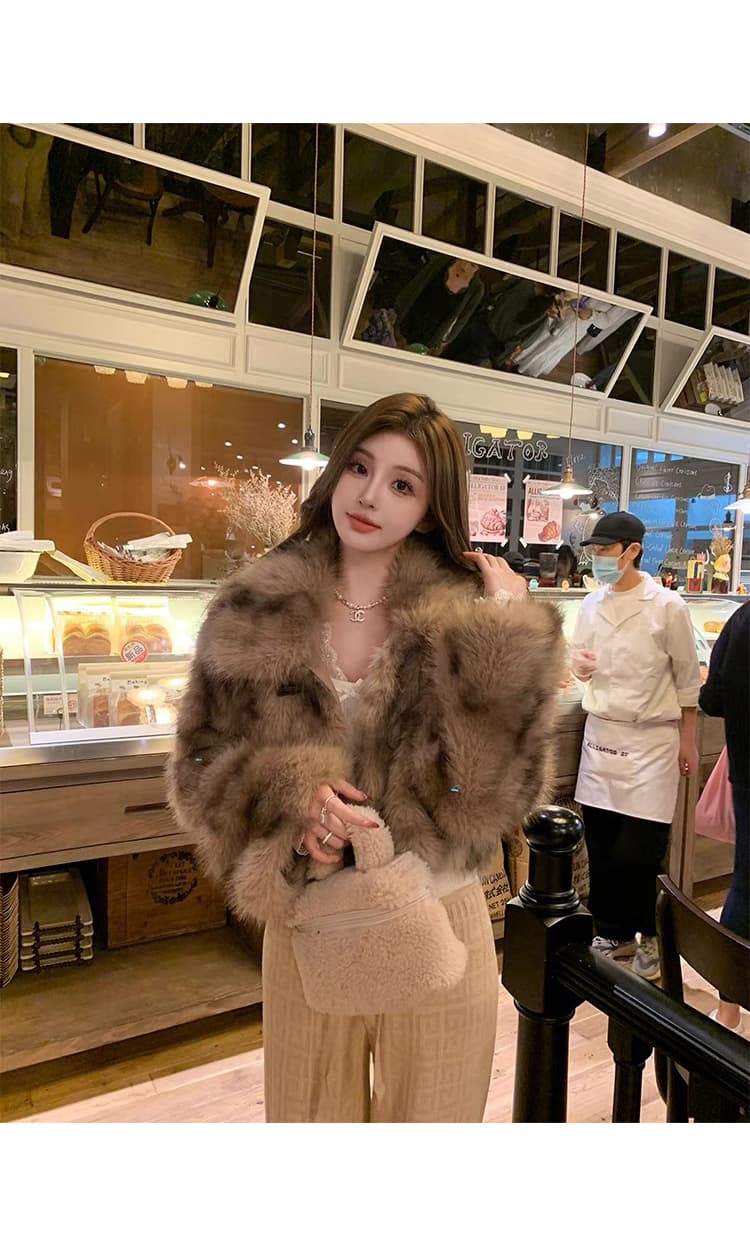 겨울 새로운 모피 여성 코트 빅 칼라 배색 환경 보호 모피 두꺼운 보온 소뿔 버클 짧은 여성 상세 이미지 3