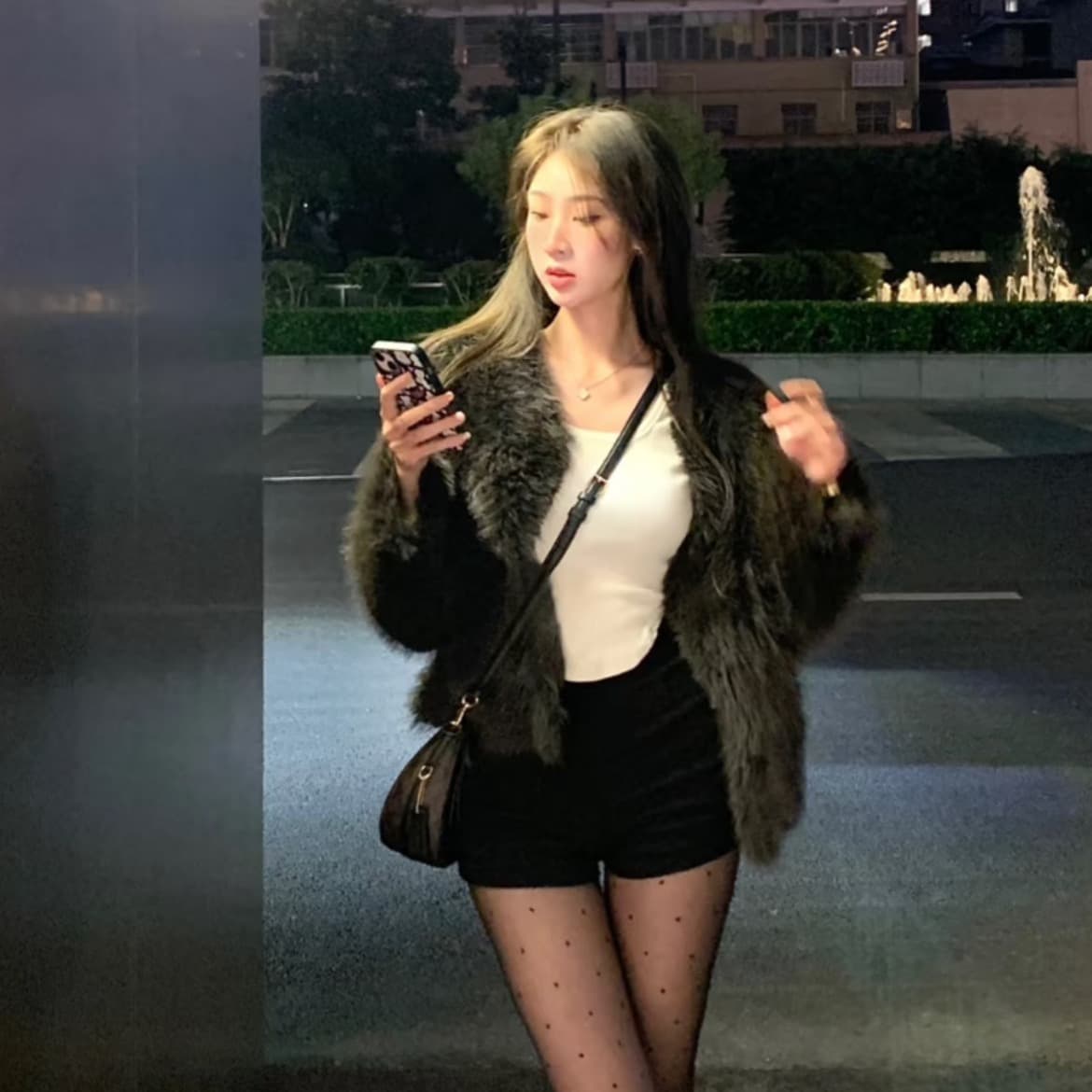모카 브라운 환경 보호 수달 모피 여성 코트 겨울 새로운 쇼트 스타일 패션 모방 여우털 플리스 단색 맨위 이미지 5
