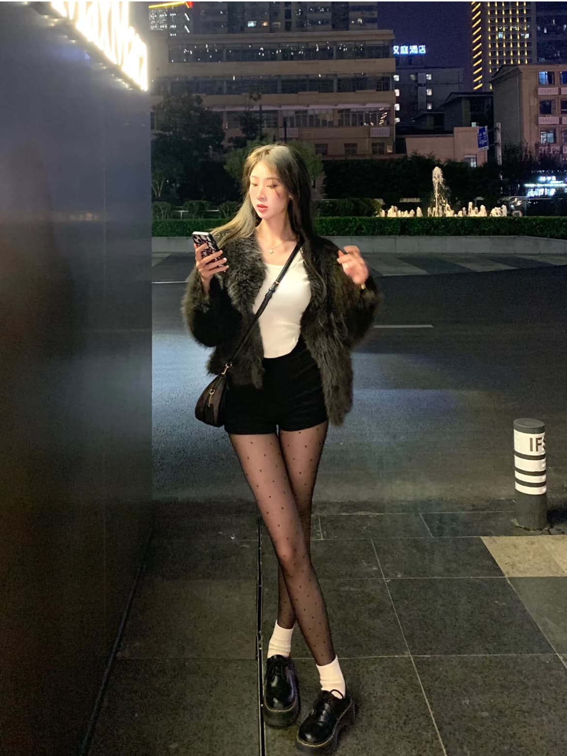 모카 브라운 환경 보호 수달 모피 여성 코트 겨울 새로운 쇼트 스타일 패션 모방 여우털 플리스 단색 맨위 상세 이미지 7
