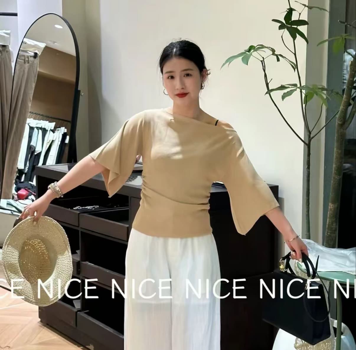새로운 에어컨 셔츠 나만의 것을 가져와 라. 얼음 센스 비스듬한 어깨 오프숄더 품격 여름 새로운 나팔 소매 맨위 여성 이미지 3