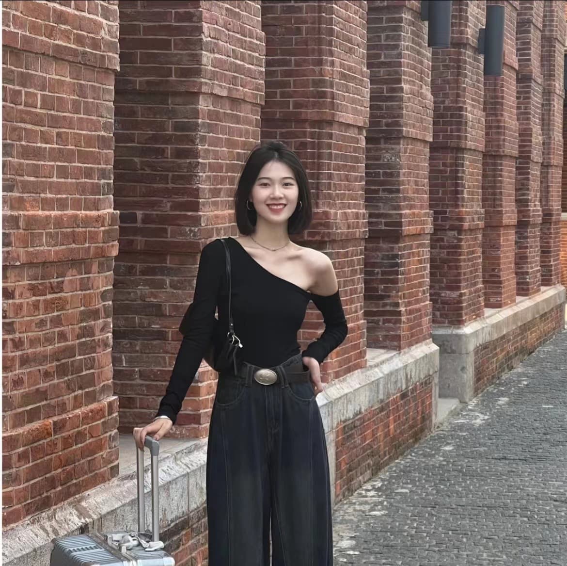 새로운 디자인 센스 비스듬한 어깨 검정색 긴팔 기본 셔츠