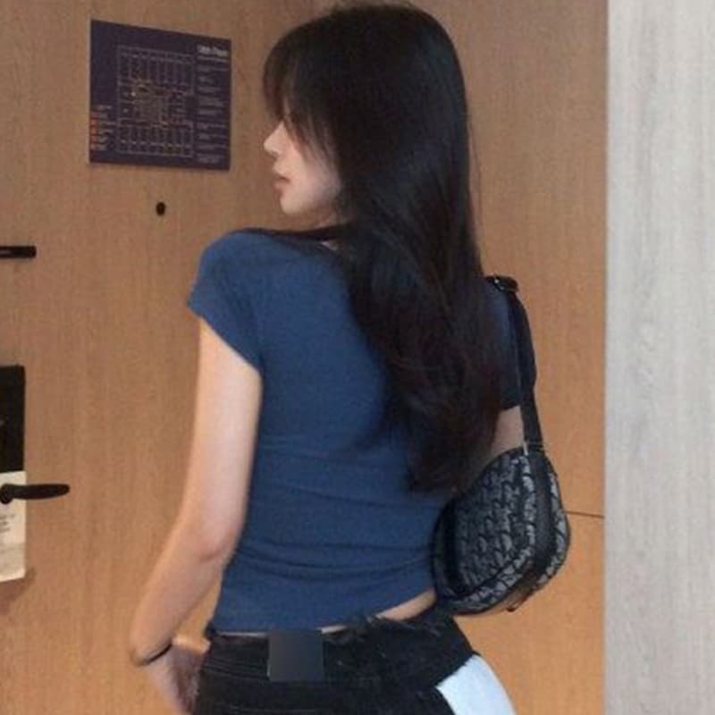 한국 동대문 새로운 패션 품격 프로 피부 섹시함 순수한 욕망 바람 V넥 타이트 슬림해 보이는 반팔 티셔츠 맨위 여성 이미지 4