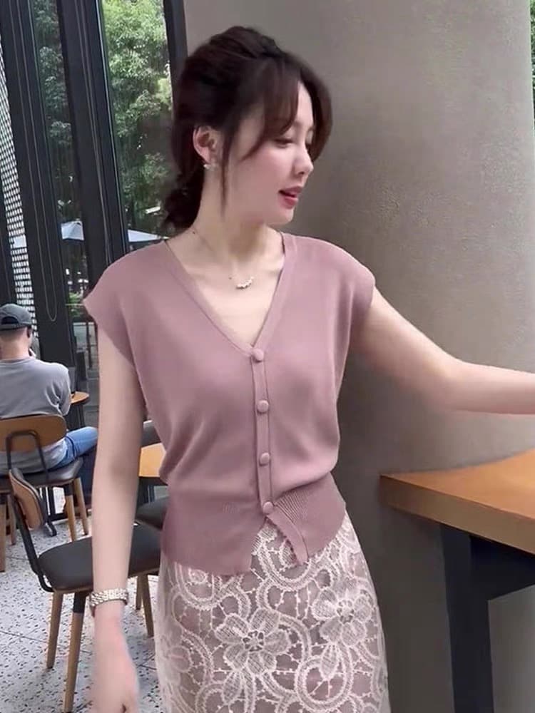 한국 스타일 작은 대중 디자인 센스 싱글 줄 버튼 민소매 니트 스웨터 2026 여름 V넥 단색 다용도 조끼 맨위 여성 이미지 2