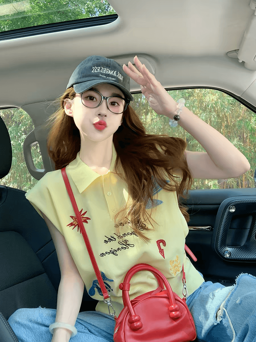 황색 POLO 칼라 자수 민소매 니트 스웨터 여성 2026 새로운 여름 디자인 센스 몸매 가꾸기 슬림해 보이는 반팔 맨위