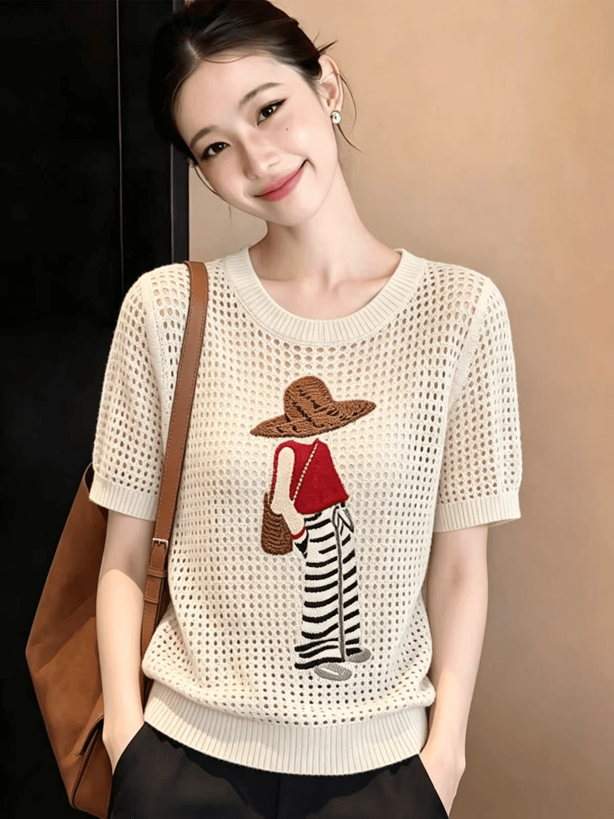 작은 대중 Chic 만화 프린트 홀로우 아웃 반팔 니트 스웨터 여성 여름 새로운 살구 색상 루즈핏 라운드 넥 얇은 스타일 맨위